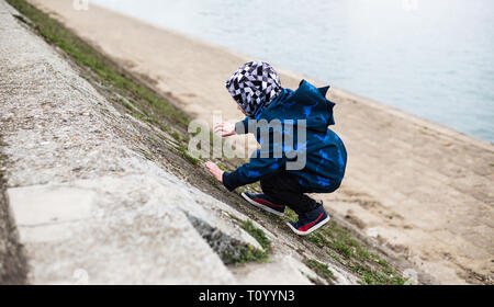 Joven escalada junto al río Danubio