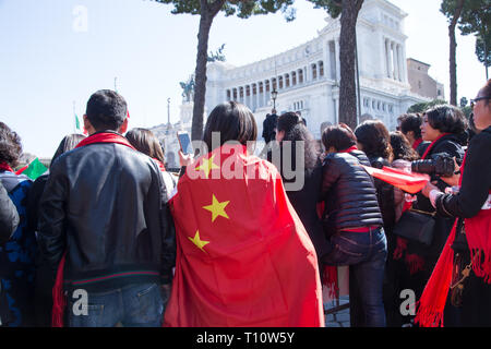 Roma, Italia. 22 Mar, 2019. Los chinos esperan la llegada del presidente chino Xi Jinping en una visita a Roma. Crédito: Matteo Nardone/Pacific Press/Alamy Live News