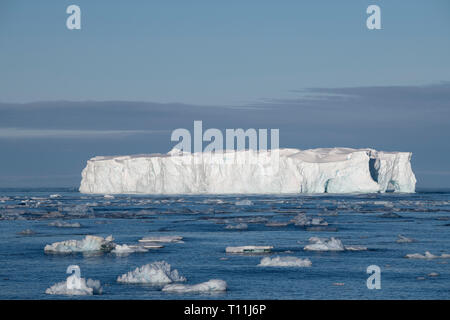 La Antártida, debajo del Círculo Antártico. Compartimento lleno de hielo en el Mar de Bellingshausen en Crystal Sound. Iceberg tabular. Foto de stock