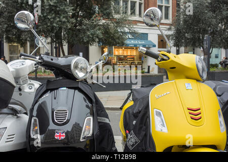 Piaggio Vespa scooters en el centro de Londres, Reino Unido Foto de stock