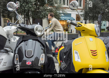 Piaggio Vespa scooters en el centro de Londres, Reino Unido Foto de stock