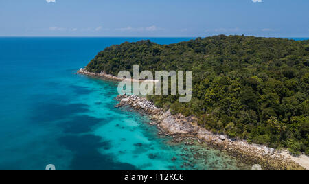 Vista aérea de la hermosa panorámica de Perhentian isla tropical con playas de aguas cristalinas y la selva en Malasia Foto de stock
