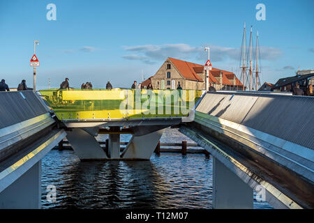 Ciclo Inderhavnsbroen & puente peatonal la vinculación de Nyhavn en Copenhague, Dinamarca Christianshavn con Europa mostrando la vía para abrir el puente lateral Nyhavn Foto de stock