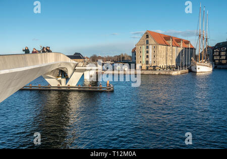 Ciclo Inderhavnsbroen & puente peatonal la vinculación de Nyhavn en Copenhague, Dinamarca Christianshavn con Europa Foto de stock