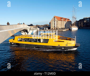 Havnebussen Nordhavn navegando bajo ciclo Inderhavnsbroen & puente peatonal la vinculación de Nyhavn en Copenhague, Dinamarca Christianshavn con Europa Foto de stock
