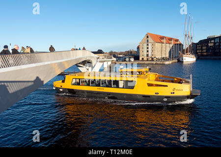 Havnebussen Nordhavn navegando bajo ciclo Inderhavnsbroen & puente peatonal la vinculación de Nyhavn en Copenhague, Dinamarca Christianshavn con Europa Foto de stock