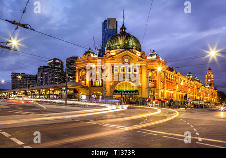 Pruebas de luz en la estación de tren de Flinders Street, Melbourne, Australia. Foto de stock