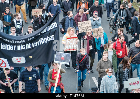 Berlin, Alemania - 23 de marzo de 2019: Manifestación contra la UE copyright / reforma el artículo 11 y el artículo 13 en Berlín, Alemania.