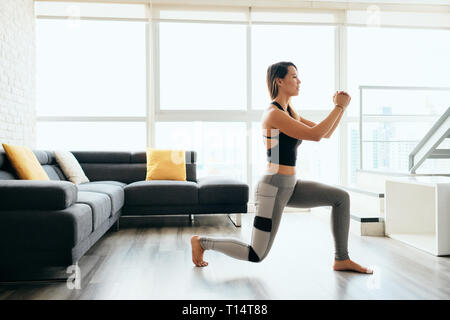 Mujer adulta formación piernas haciendo ejercicio estocadas invertida