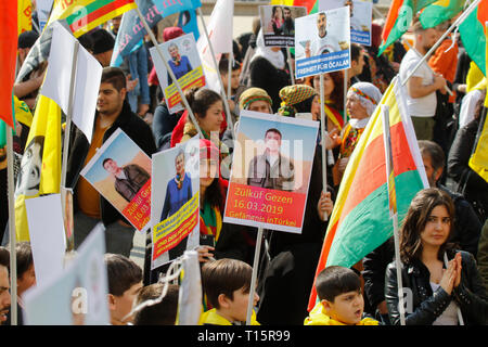 Frankfurt, Alemania. 23 de marzo de 2019. Los manifestantes sostienen carteles. Varios miles de kurdos marcharon a través de Frankfurt, para celebrar Nawroz, el festival de año nuevo kurdo. Fue la celebración central de Alemania y se celebró bajo el lema "Free Abdullah Öcalan, líder del PKK (Partido de los Trabajadores del Kurdistán).