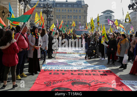 Frankfurt, Alemania. 23 de marzo de 2019. Los banners acostarse en el suelo, delante de la marcha. Varios miles de kurdos marcharon a través de Frankfurt, para celebrar Nawroz, el festival de año nuevo kurdo. Fue la celebración central de Alemania y se celebró bajo el lema "Free Abdullah Öcalan, líder del PKK (Partido de los Trabajadores del Kurdistán).