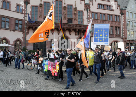 Frankfurt, Alemania. 23 de marzo de 2019. Los manifestantes marzo con señales a través de Frankfurt. Más de 15.000 manifestantes marcharon a través de Frankfurt llamando para que Internet siga siendo libre y no pasar la nueva Directiva sobre los derechos de autor en la ley. La protesta fue parte de una Alemania gran jornada de protesta contra la directiva de la UE.
