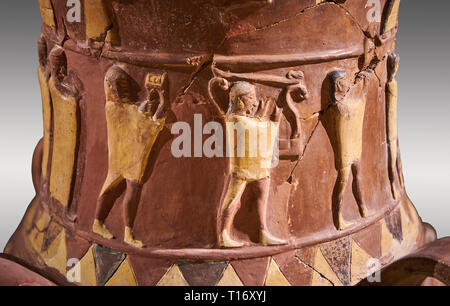 Cerca del socorro hitita Inandik decorado libación culto jarrón decorado con figuras relif en color crema, rojo y negro. La fi procesional