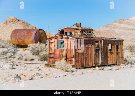Una abandonada, rueda-menos Union Pacific Vagón de cola en el desierto de Mojave decadente ciudad fantasma de riolita. Un Vagón de cola es un vagón de ferrocarril Norteamericano tripulado