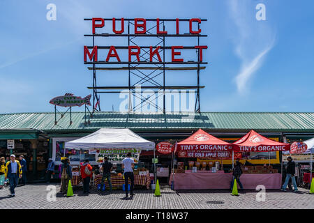 Al aire libre mercado orgánico en el mercado Pike Place, en la calle Pike Place, en un día soleado, Seattle, WA, EE.UU. Foto de stock