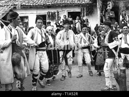 Geografía / viajes históricos, Bulgaria, folclore, danza folclórica, circa 1935-Clearance-Info-Not-Available Additional-Rights Foto de stock