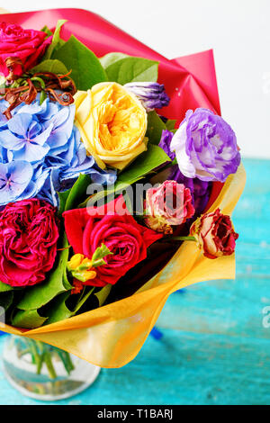 Imagen del ramo de rosas multicolores sobre mesa de madera Foto de stock