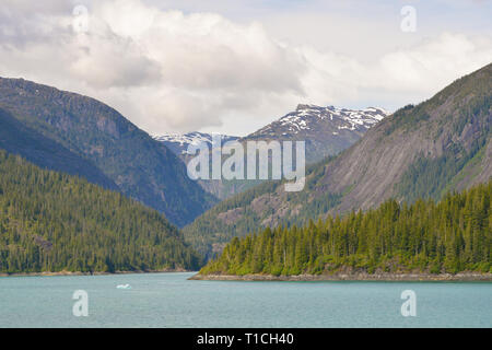 Hermosa vista panorámica de un fiordo en Alaska. Foto de stock