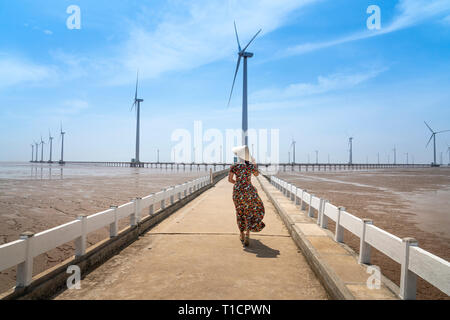 Las turbinas eólicas generadoras de electricidad en el mar en Bac Lieu, Vietnam - Enero 26, 2019: Seascape con turbina de electricidad verde, el molino de viento para