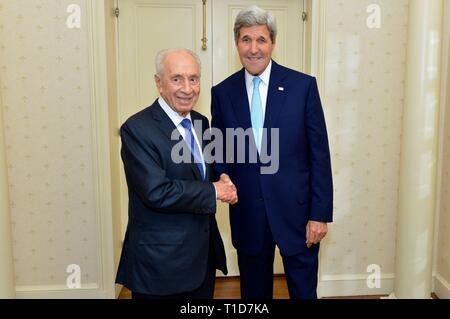 El Secretario de Estado de Estados Unidos, John Kerry se reúne con el ex Presidente de Israel, Shimon Peres, en la Ciudad de Nueva York el 22 de septiembre de 2014. Foto de stock