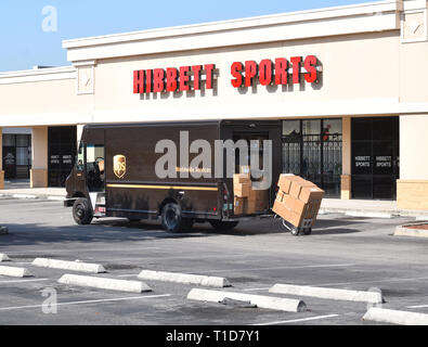 Descarga del controlador de entrega de UPS en carretilla Hibbett Sports tienda a strip mall Foto de stock