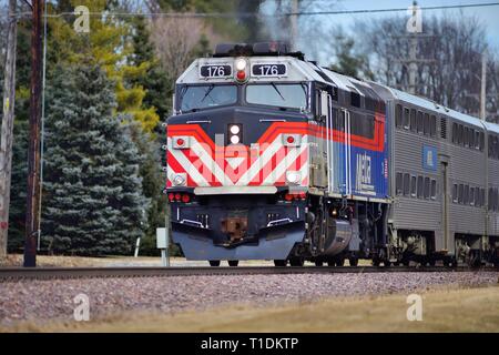 Ginebra, Illinois, EE.UU. Una locomotora de Metra principal en un tren de cercanías de Chicago a través de Geneva, Illinois.