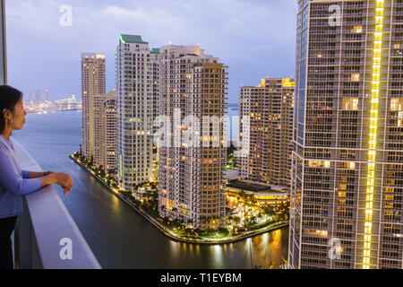 Miami Florida, Brickell Key, vista desde Epic, hotel, edificios, horizonte de la ciudad, condominios, rascacielos, rascacielos altos rascacielos rascacielos edificios ci Foto de stock