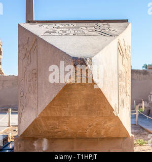 Vista superior en la parte superior del obelisco piramidal en el complejo del templo de Karnak en Luxor, comúnmente conocidos como Karnak, comprende una vasta variedad de dientes cariados templos, Foto de stock