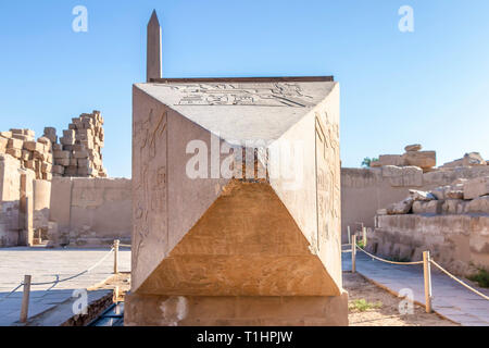 Vista superior en la parte superior del obelisco piramidal en el complejo del templo de Karnak en Luxor, comúnmente conocidos como Karnak, comprende una vasta variedad de dientes cariados templos, Foto de stock