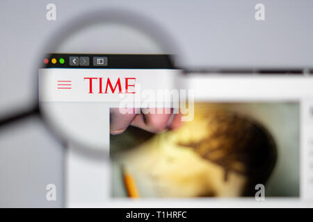 Tiempo medio de noticias Página de inicio de nuestro sitio web. Logotipo de tiempo visible a través de una lupa. Foto de stock