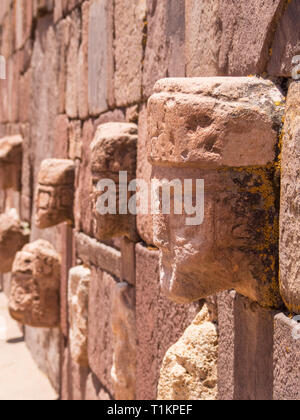 Las ruinas de la antigua ciudad de Tiwanaku, Bolivia, se enfrenta a la vista. Ruinas antiguas Foto de stock
