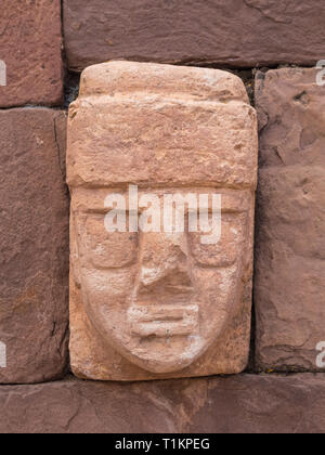 Las ruinas de la antigua ciudad de Tiwanaku, Bolivia, caras Foto de stock