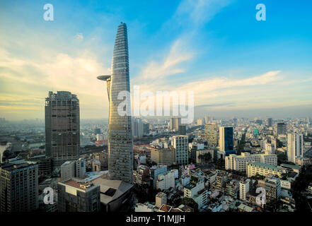La torre Bitexco y del centro de la ciudad y un barrio de la ciudad de Ho Chi Minh, Vietnam