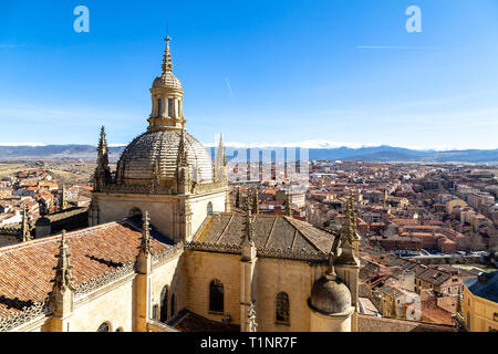 Segovia, España: vista de la cúpula de la Catedral y el casco antiguo de Segovia, desde la parte superior de la campana de la torre durante el invierno. Los picos coronados de nieve de