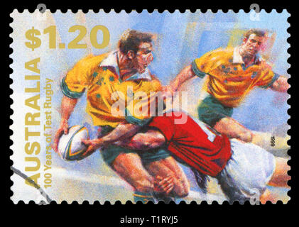 AUSTRALIA - circa 1999: un sello impreso en Australia mostrando una imagen conmemorativa de los 100 años de rugby, circa 1999. (Aislado en negro) Foto de stock