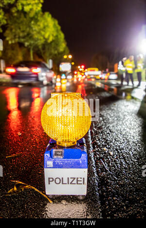 Control de tráfico nocturno de la policía, Foto de stock