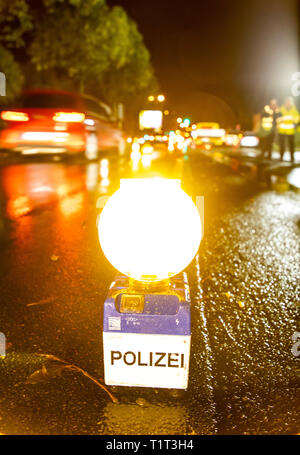 Abendliche Verkehrskontrolle der Polizei, Foto de stock