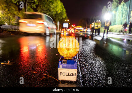 Control de tráfico nocturno de la policía, Foto de stock