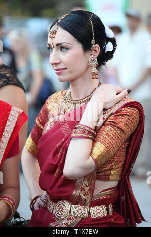 RIVNE, Ucrania, Agosto 21, 2010: hermosa mujer de sari indio traje. Las  personas están celebrando el Festival de Yoga y cultura védica. Un festival  hindú Fotografía de stock - Alamy