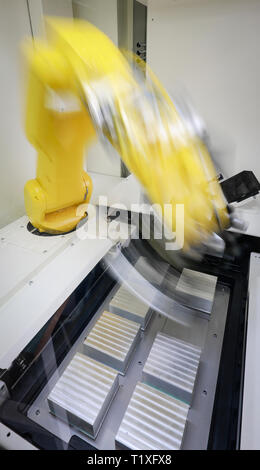 Bochum, Renania del Norte-Westfalia, Alemania - brazo robot equipa una fresadora CNC con piezas aquí en Stromboli Elektro und Feinwerktechnik en el Foto de stock