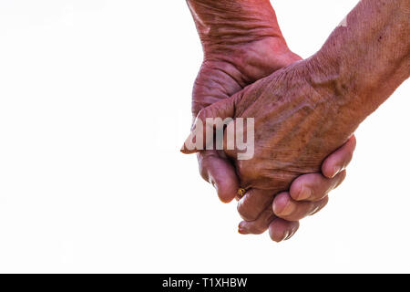 Captura recortada de la pareja de ancianos tomados de la mano exterior con fondo blanco. Se centran en las manos