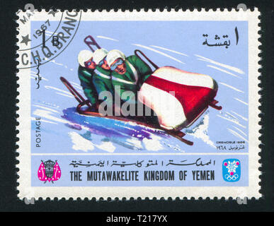 YEMEN: circa 1968: sello impreso por el Yemen, muestra el bobsleigh, circa 1968 Foto de stock