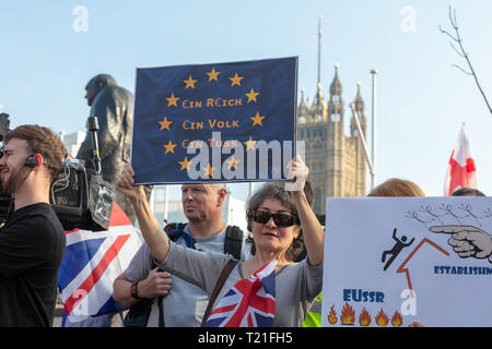 Londres, Reino Unido; el 29 de marzo de 2019; Pro-Brexit manifestante sostiene firmar Aloft delante de la Estatua de Winston Churchill y las Casas del Parlamento.
