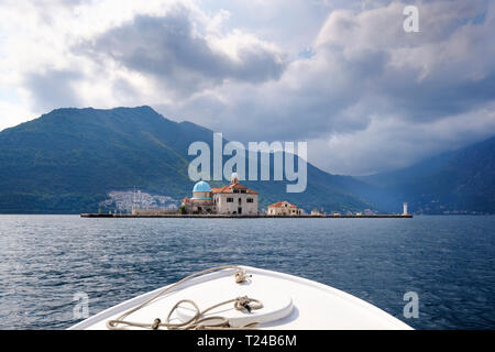 Montenegro, bahía de Kotor, isla Gospa od Skrpjela, La Virgen de las rocas Foto de stock