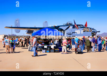 La gente enjoyng levantarse cerca de WW2 PBJ-1 avión bombardero en el Tucson airshow en Arizona Foto de stock