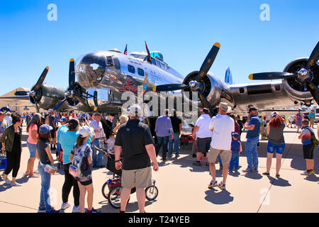 La gente enjoyng levantarse cerca de WW2 B17 Flying Fortress bombardero denominado viaje sentimental en el Tucson airshow en Arizona Foto de stock