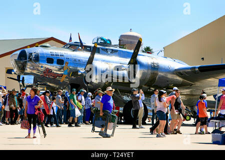 La gente enjoyng levantarse cerca de WW2 B17 Flying Fortress bombardero denominado viaje sentimental en el Tucson airshow en Arizona Foto de stock