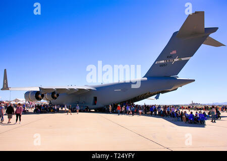 La gente enjoyng levantarse cerca de un USAF Lockheed C-5 Galaxy avión de carga pesada en exhibición en Davis-Monthan AFB airshow en Tucson AZ Foto de stock