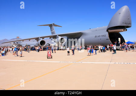 La gente enjoyng levantarse cerca de un USAF Lockheed C-5 Galaxy avión de carga pesada en exhibición en Davis-Monthan AFB airshow en Tucson AZ Foto de stock