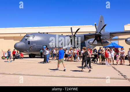 La gente enjoyng levantarse cerca de un avión de carga C-130 de la USAF en Davis-Monthan AFB en Tucson AZ sobre airshow día Foto de stock